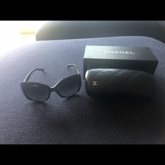 Oversized Chanel sunglasses. Classy and fun. - Picture 3 of 4